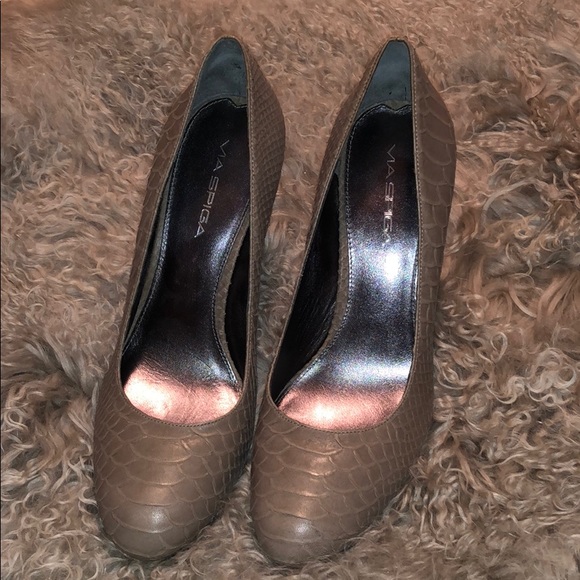 Adorable Heels  neutral brown / with a grey hue. - Picture 1 of 6